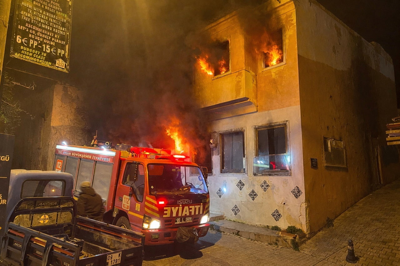 AYDIN’IN KUŞADASI İLÇESİNDE METRUK BİR BİNADA ÇIKAN YANGIN İTFAİYE EKİPLERİNİN MÜDAHALESİ İLE...