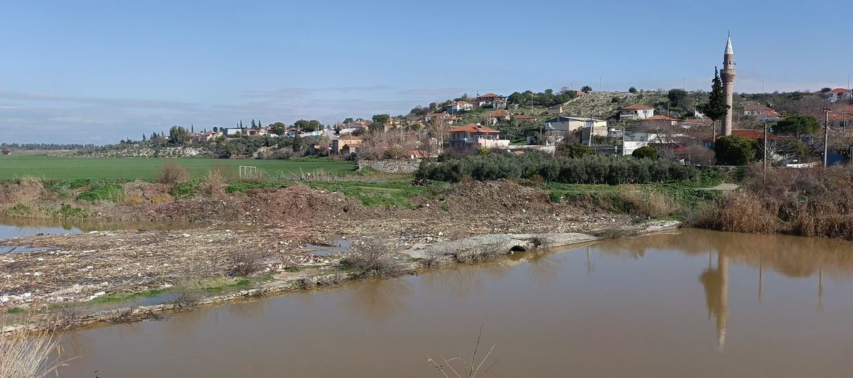 AYDIN’IN SÖKE İLÇESİNDEKİ TARİHİ TAŞKÖPRÜ’NÜN ARKASINDA BİRİKEN PLASTİK ATIKLAR, SU SEVİYESİNİN...