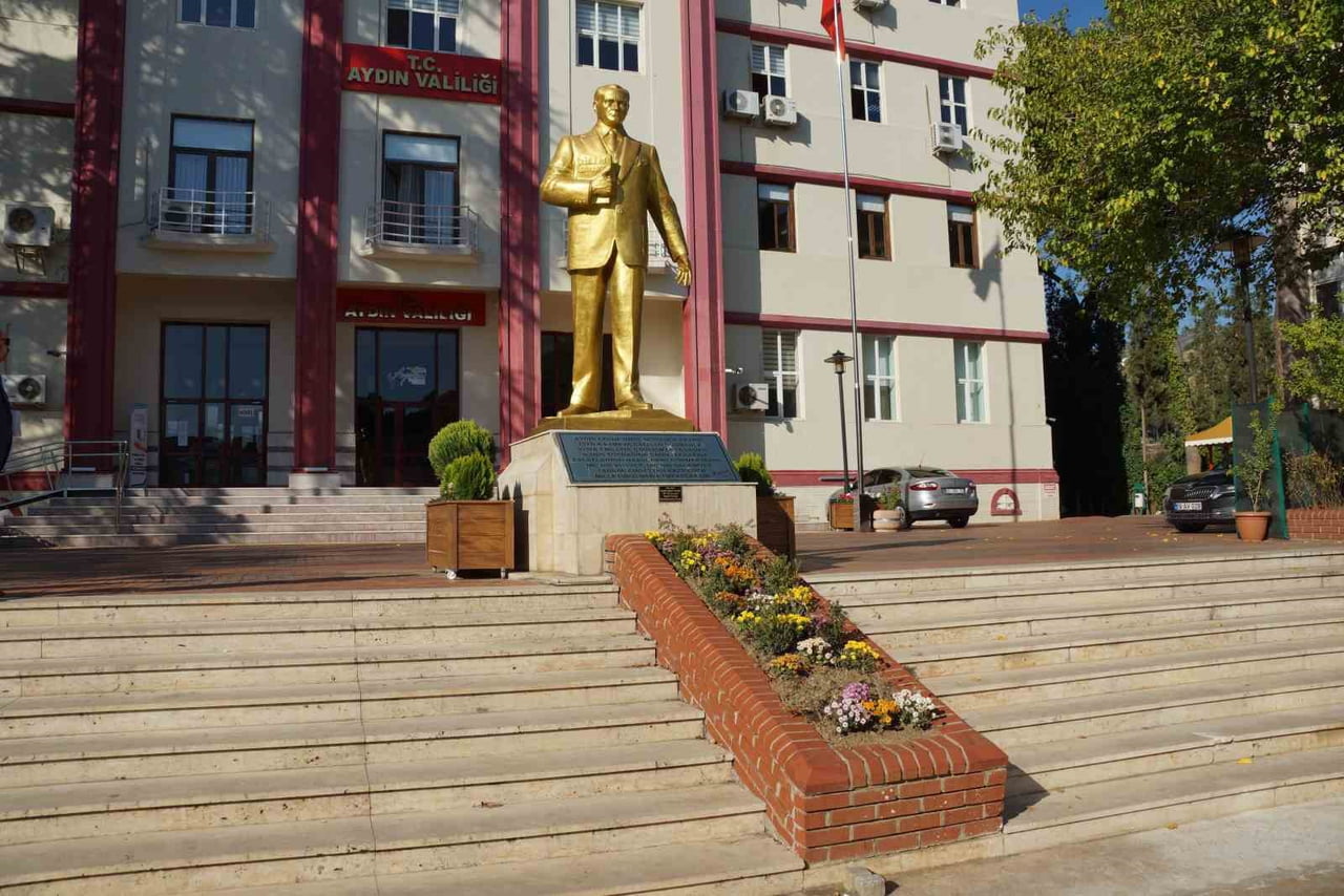 AYDIN VALİLİĞİ, EFELER İLÇESİNDE "500 KİLO DOMUZ ETİNDEN YAPILAN KAVURMANIN HAYIR OLARAK BİNLERCE...