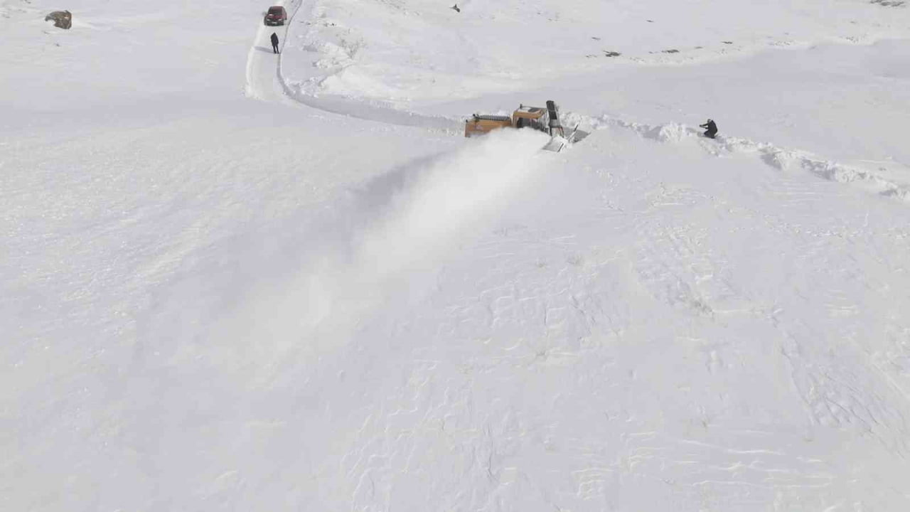 AYDINLAR BELDESİNDE KAR HAYATI FELÇ ETTİ: VALİLİKTEN KAR SAVURMA MAKİNESİ DESTEĞİ