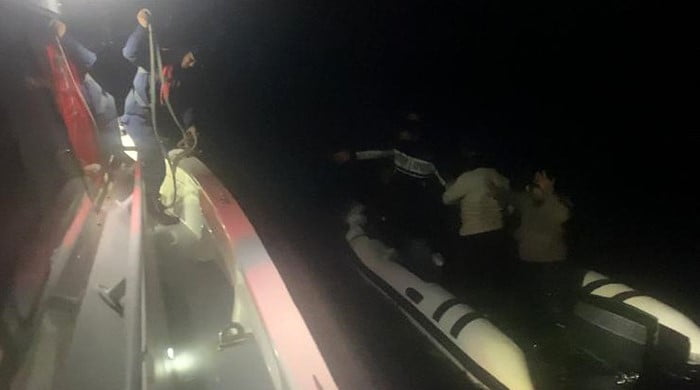 AYVACIK İLÇESİ AÇIKLARINDA LASTİK BOTLARI ARIZALANINCA SÜRÜKLENEN VE YARDIM TALEBİNDE BULUNAN 8...