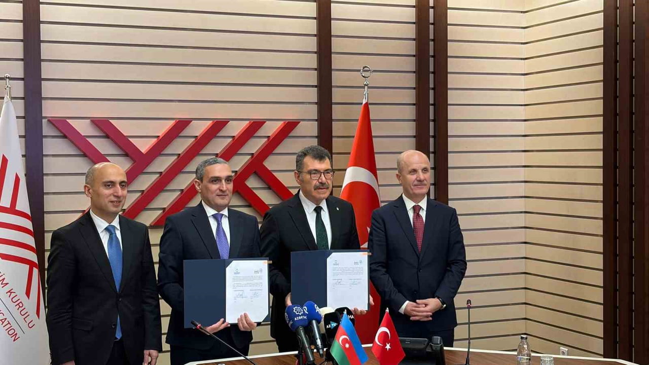 AZERBAYCAN MİLLİ EĞİTİM BAKANI EMİN AMRULLAYEV (EN SOLDA) YÜKSEKÖĞRETİM KURULU BAŞKANI EROL ÖZVAR...