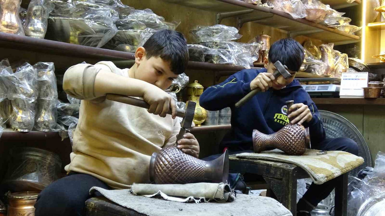 BABASINDAN ÖĞRENDİĞİ MESLEĞİNİ ÇOCUKLARINA ÖĞRETİYOR