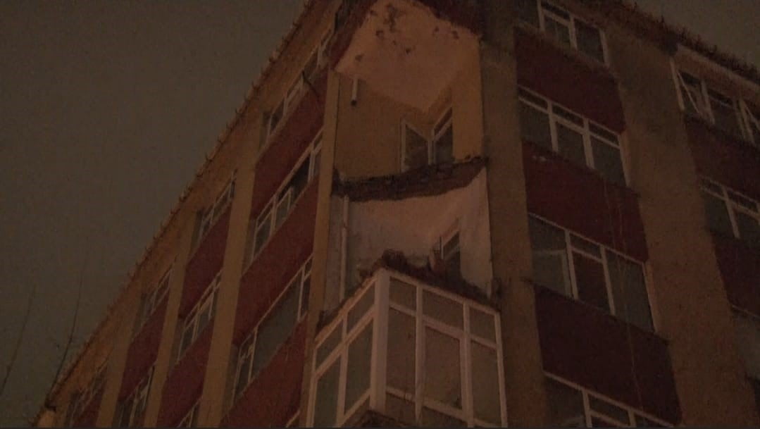 BAHÇELİEVLER’DE DAHA ÖNCE BOŞALTILAN BİNANIN BALKONU SAĞANAK SONRASI ÇÖKTÜ