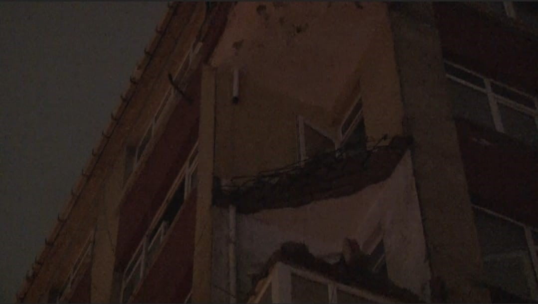 BAHÇELİEVLER’DE DAHA ÖNCE BOŞALTILAN BİNANIN BALKONU SAĞANAK SONRASI ÇÖKTÜ