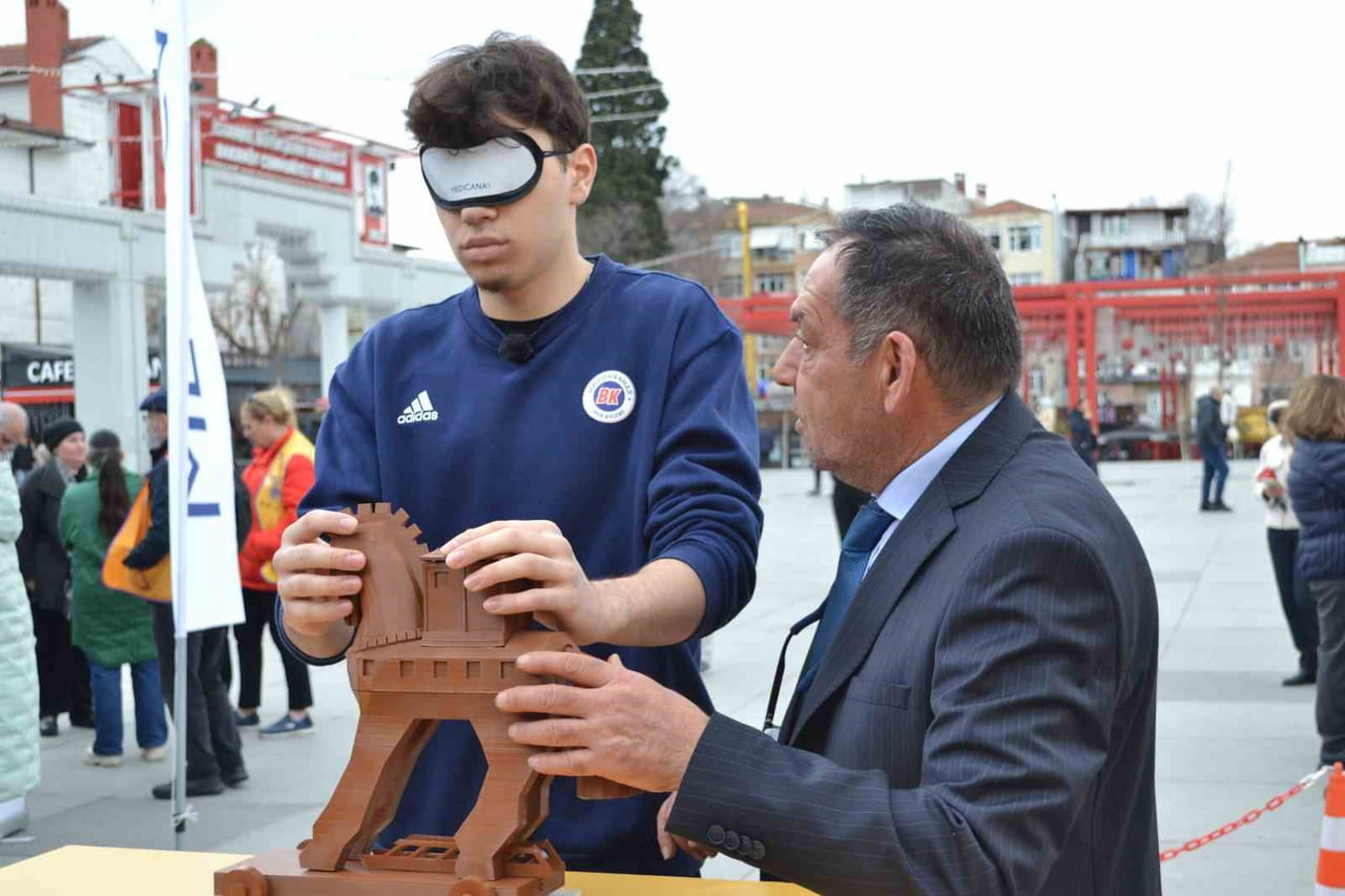 BAHÇEŞEHİR KOLEJİ BASKETBOL TAKIMI OYUNCUSU YİĞİT AÇAR, "BU PARKUR HEM EMPATİ KURMAK HEM DE GÖRME...