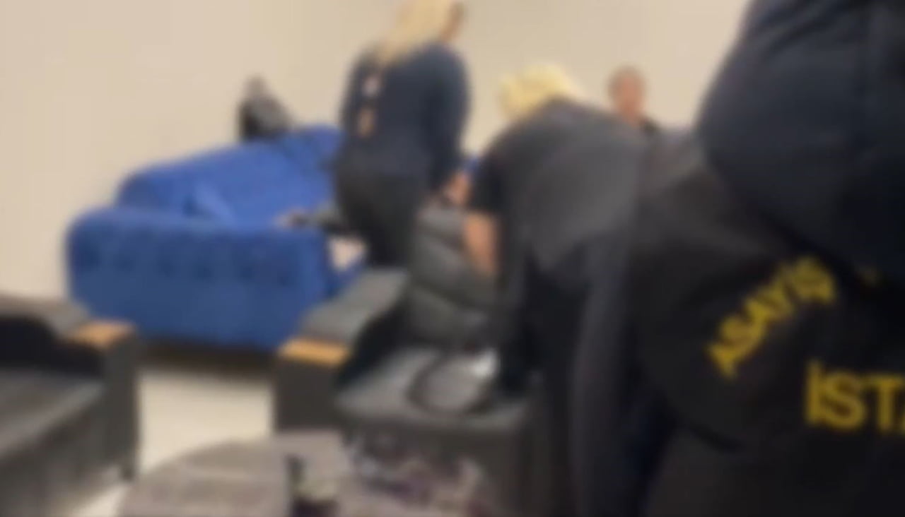 BAKIRKÖY’DE FAALİYET GÖSTEREN 2 MASAJ SALONUNDA FUHUŞ YAPILDIĞI TESPİT EDİLDİ. TOPLAM 11 MASAJ...