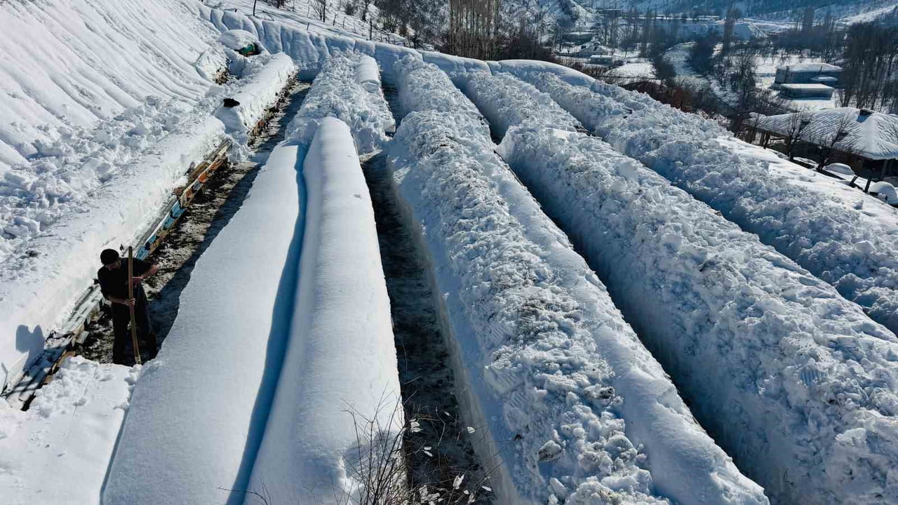 BAL ARILARI MESAİSİ DEVAM EDİYOR. ARICILAR KIŞ AYLARINDA 2 METRELİK KARDA MÜCADELE EDİYOR.