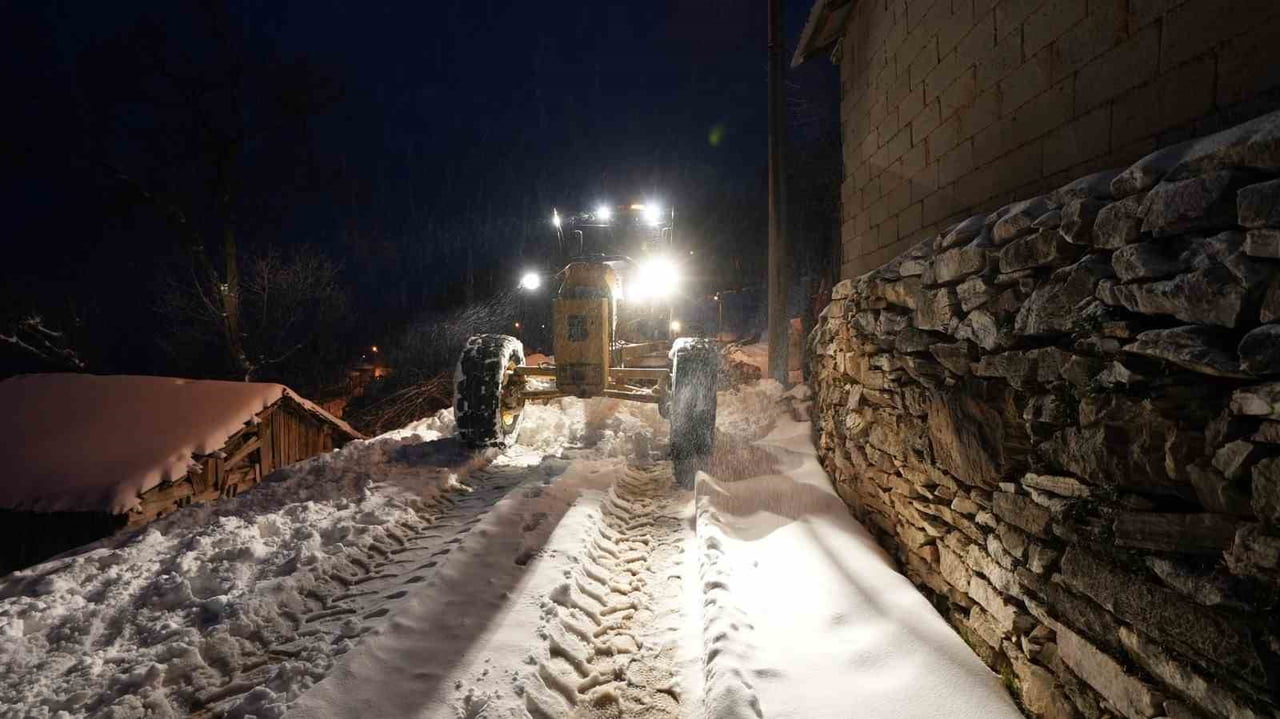 BALIKESİR'DEKİ KAR YAĞIŞININ YOĞUN OLDUĞU BÖLGELERDE ULAŞIMIN AKSAMAMASI İÇİN BALIKESİR BÜYÜKŞEHİR...