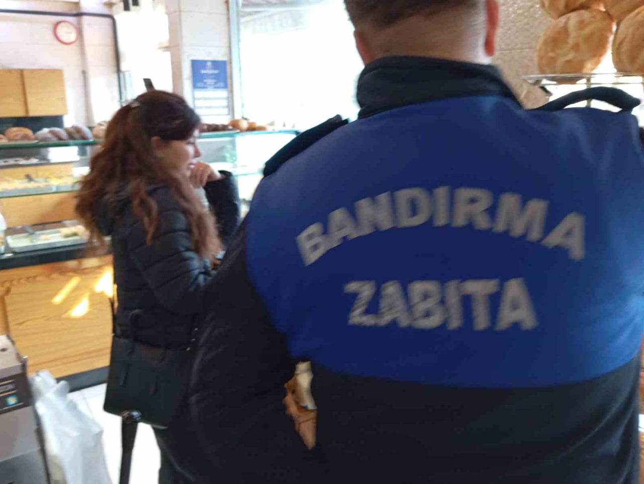 BALIKESİR'İN BANDIRMA İLÇESİNDE BİR UNLU MAMULLER İŞLETMESİNE YÖNELİK YAPILAN DENETİMLERDE, SON...