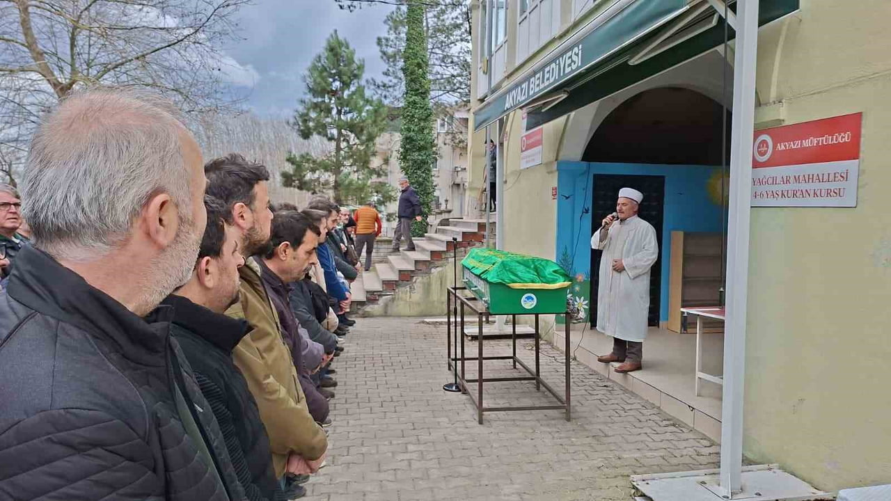 BALIKESİR'İN EDREMİT İLÇESİNDE KONTROLDEN ÇIKAN KAMYONETİN BARİYERLERE ÇARPMASI NETİCESİNDE...