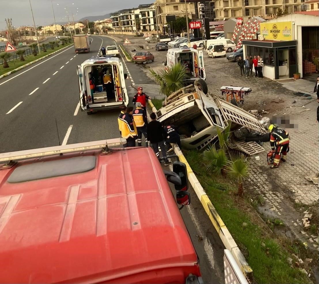BALIKESİR'İN EDREMİT İLÇESİNDE MEYDANA GELEN TRAFİK KAZASINDA BARİYERLERE GİREN KAMYONETTE BULUNAN...