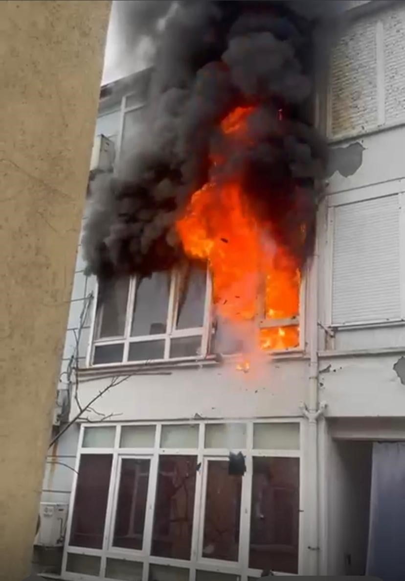 BALIKESİR’İN AYVALIK İLÇESİNDE BİR EVDE ÇIKAN YANGIN ANINDA PATLAYAN BUZDOLABI MOTORU, EVİ...