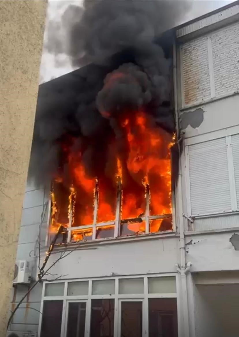 BALIKESİR’İN AYVALIK İLÇESİNDE BİR EVDE ÇIKAN YANGIN ANINDA PATLAYAN BUZDOLABI MOTORU, EVİ...