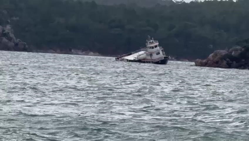 BALIKESİR’İN AYVALIK İLÇESİNDE ETKİLİ OLAN KUVVETLİ LODOS FIRTINASI BİR FERİBOTU SÜRÜKLEDİ. KARAYA...