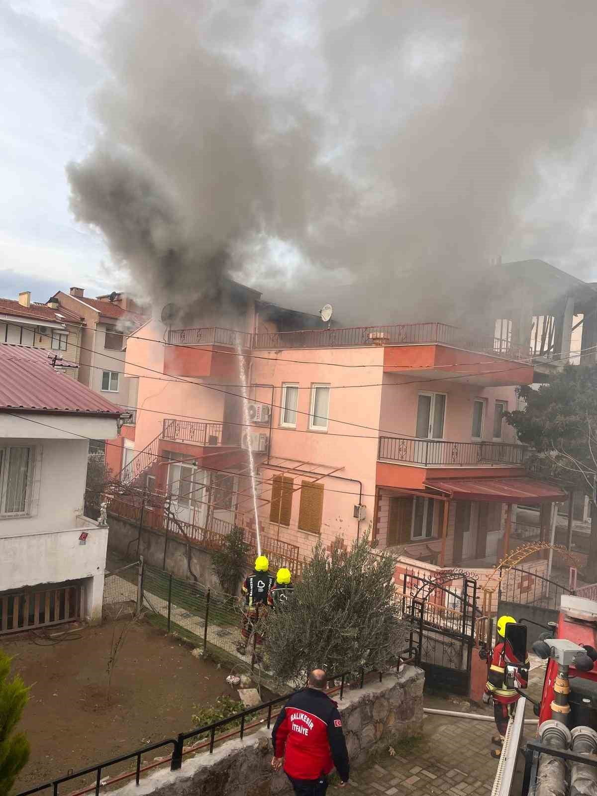 BALIKESİR’İN BURHANİYE İLÇESİNDE BİR EVDE ÇIKAN YANGINDA, EVDE YALNIZ YAŞAYAN YAŞLI ADAM...