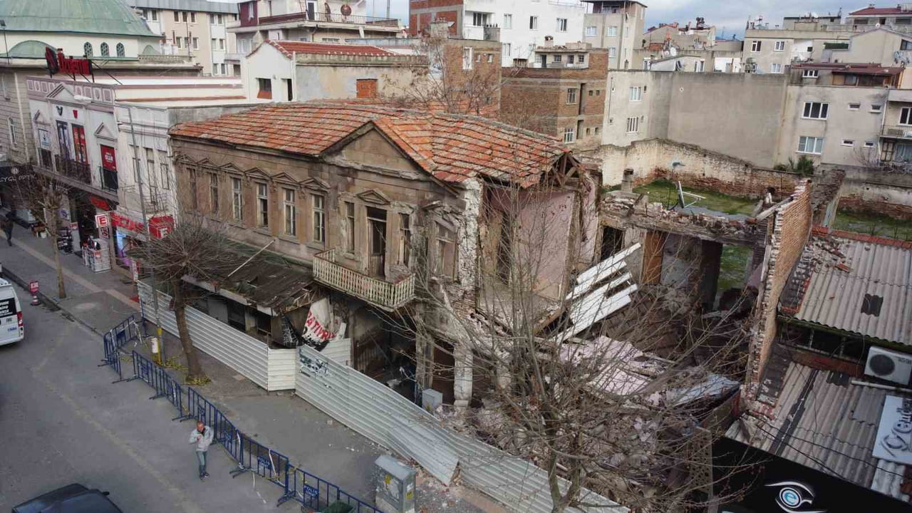 BALIKESİR’İN EDREMİT İLÇESİNDE BİR SÜRE ÖNCE YAĞIŞLAR NEDENİYLE ÖN CEPHESİ KISMEN YIKILAN TARİHİ...