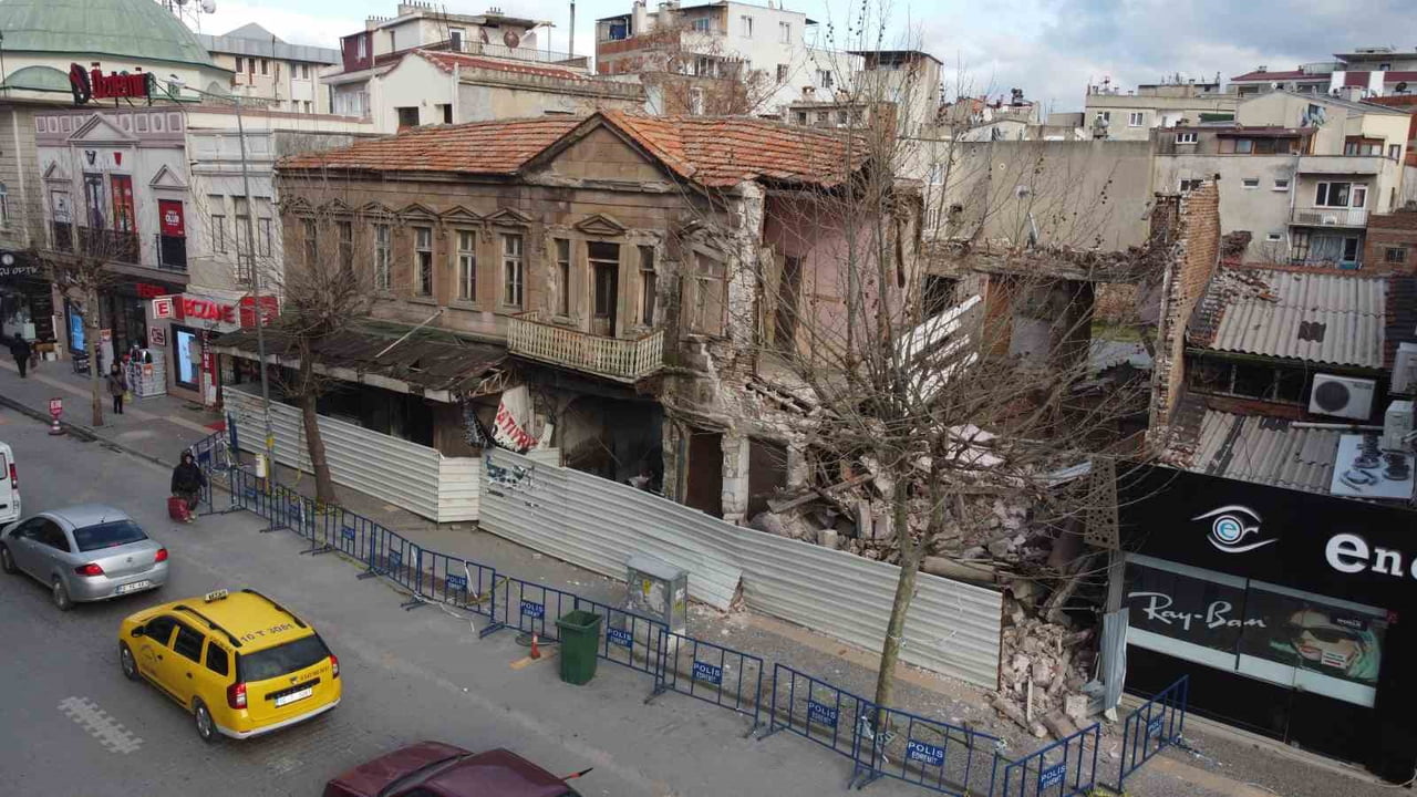 BALIKESİR’İN EDREMİT İLÇESİNDE BİR SÜRE ÖNCE YAĞIŞLAR NEDENİYLE ÖN CEPHESİ KISMEN YIKILAN TARİHİ...