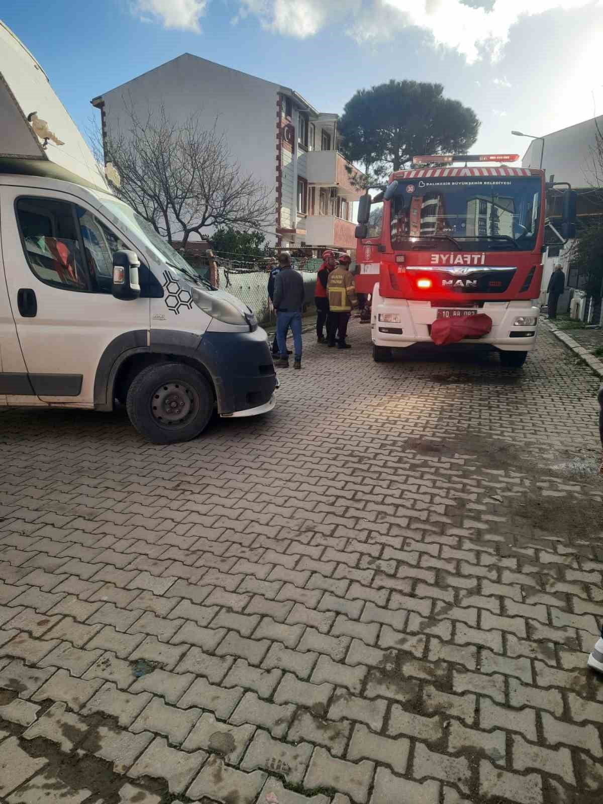 BALIKESİR’İN EDREMİT İLÇESİNDE GERİ MANEVRA YAPAN KAMYONUN ALTINDA SIKIŞAN VATANDAŞ, İTFAİYE...