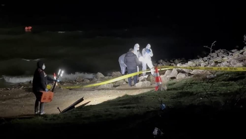 BALIKESİR’İN ERDEK İLÇESİNDE KAYBOLDUKTAN 8 GÜN SONRA GÖLETTE OTOMOBİLİNİN İÇİNDE CANSIZ BEDENİ...