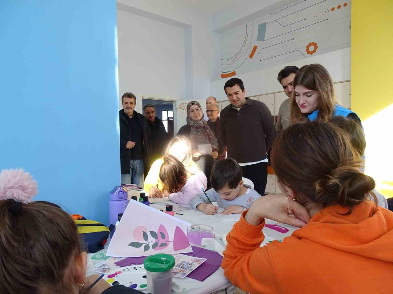 BALIKESİR’İN HAVRAN İLÇESİNDE DÜZENLENEN 'ÇANTA BOYAMA ETKİNLİĞİ', ÇOCUKLARI VE AİLELERİNİ SANATIN...