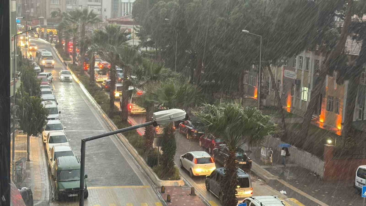 BALIKESİR KÖRFEZİ’NDE GÜN BOYU ETKİLİ OLAN LODOS FIRTINASININ ARDINDAN EDREMİT’TE AKŞAM...