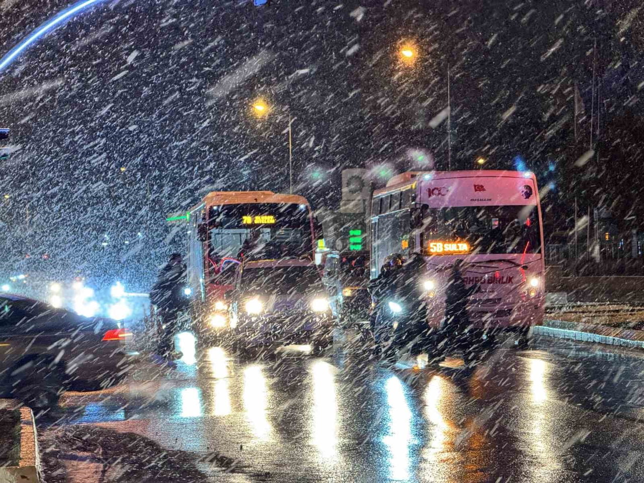 BALKANLAR ÜZERİNDEN GELEN SOĞUK HAVA DALGASININ ETKİSİ ALTINA GİREN EDİRNE'DE AKŞAM SAATLERİNDE...