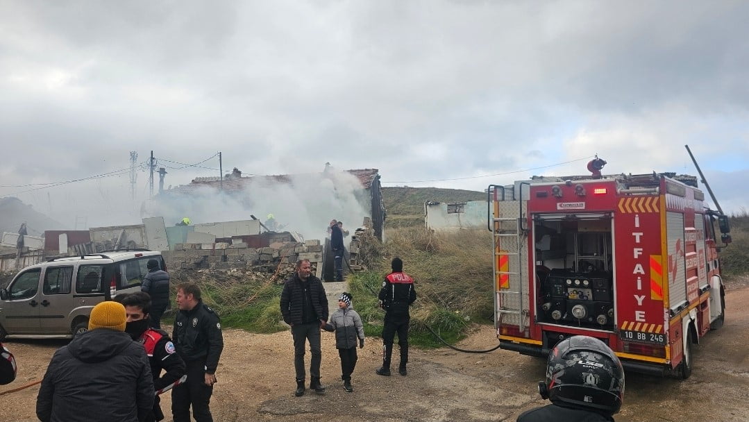 BANDIRMA’DA METRUK BİNADA SOBA YANGINI, 1 KİŞİ DUMANDAN ETKİLENDİ