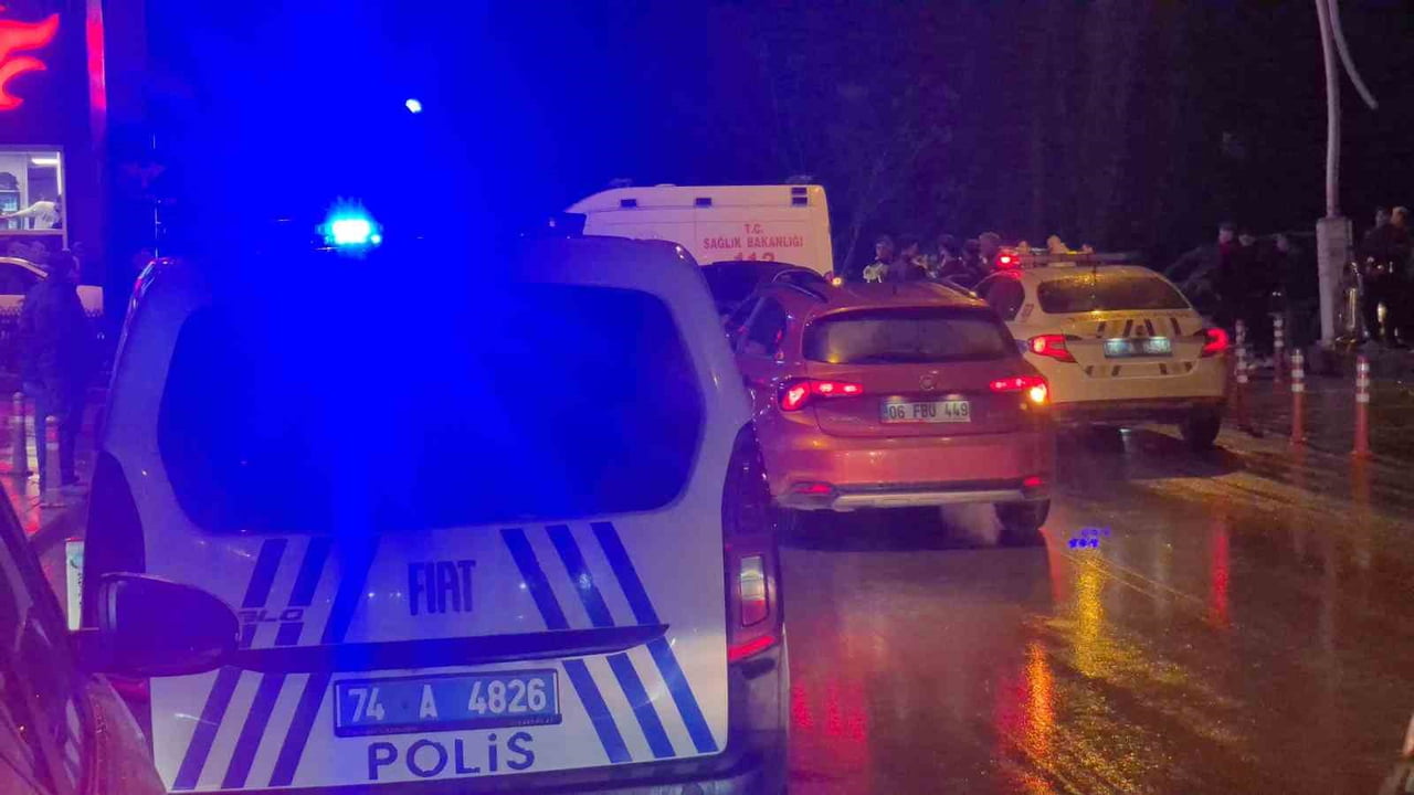 BARTIN'DA AKŞAM SAATLERİNDE KENT MEYDANINDA KARŞILAŞAN AKRABALAR ARASINDA ÇIKAN BIÇAKLI KAVGADA...