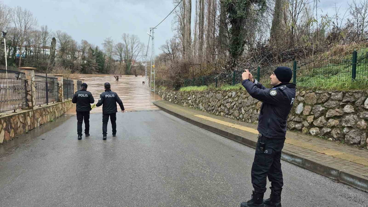 BARTIN'DA ETKİLİ OLAN YAĞMUR VE KAR YAĞIŞI SONRASI IRMAK TAŞTI. IRMAK SUYU, ÇAĞLAYAN PİKNİK ALANI...