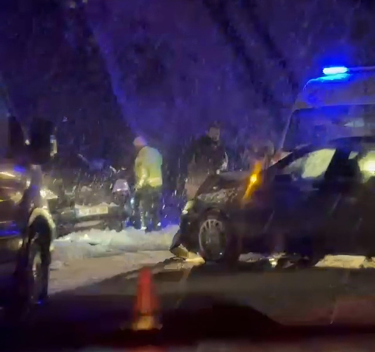 BARTIN'DA KARLI YOLDA KAYAN ARAÇ, KARŞI ŞERİTTEN GELEN ARAÇLA ÇARPIŞTI. KAZADA 6 KİŞİ...