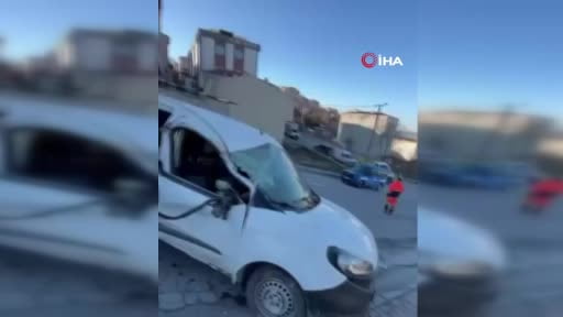 Başakşehir'de kopan vinç 2 araca ve binaya çarptı