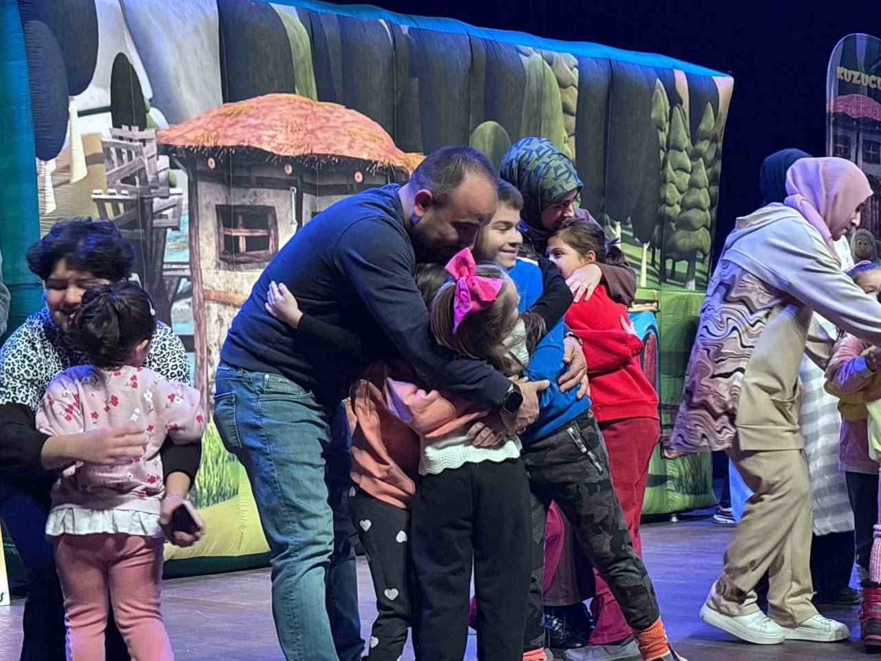 BAŞİSKELE'DE KÜLTÜR SANAT ETKİNLİKLERİ KAPSAMINDA SAHNELENEN "KUZUCUK MÜZİKALİ" ÇOCUKLARDAN İLGİ...