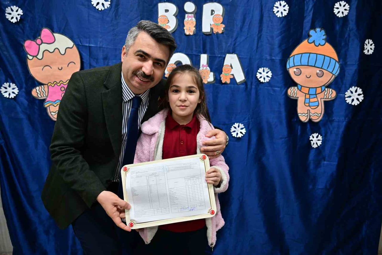 BAŞKAN YILMAZ, ÖĞRENCİLERİN KARNE HEYECANINA ORTAK OLDU