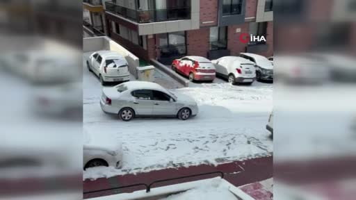 Başkentte buzlanan yolda duramayan araç, park halindeki diğer araçlara çarparak durdu