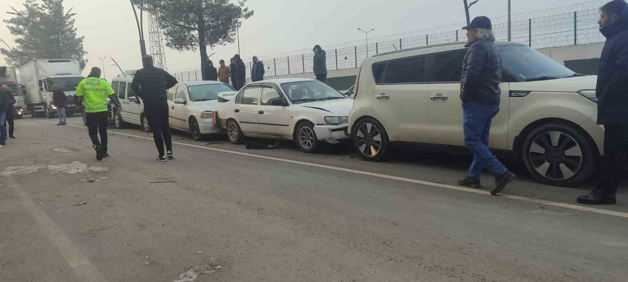 BATMAN'DA 5 ARACIN KARIŞTIĞI ZİNCİRLEME TRAFİK KAZASINDA MADDİ HASAR OLUŞTU.