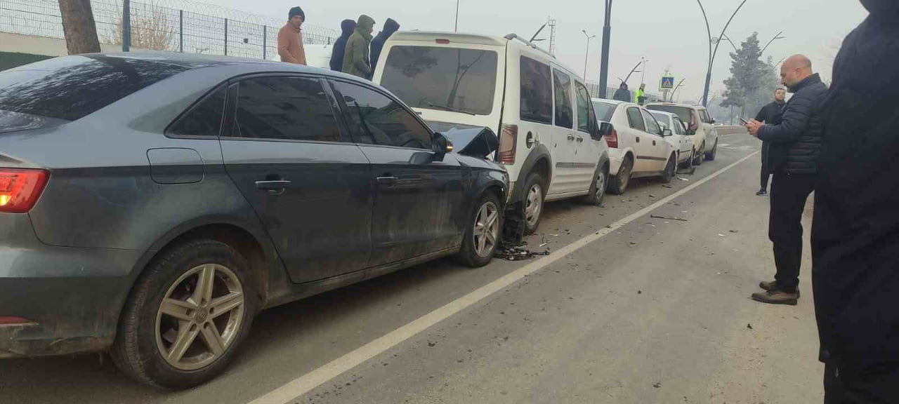 BATMAN'DA 5 ARACIN KARIŞTIĞI ZİNCİRLEME TRAFİK KAZASINDA MADDİ HASAR OLUŞTU.