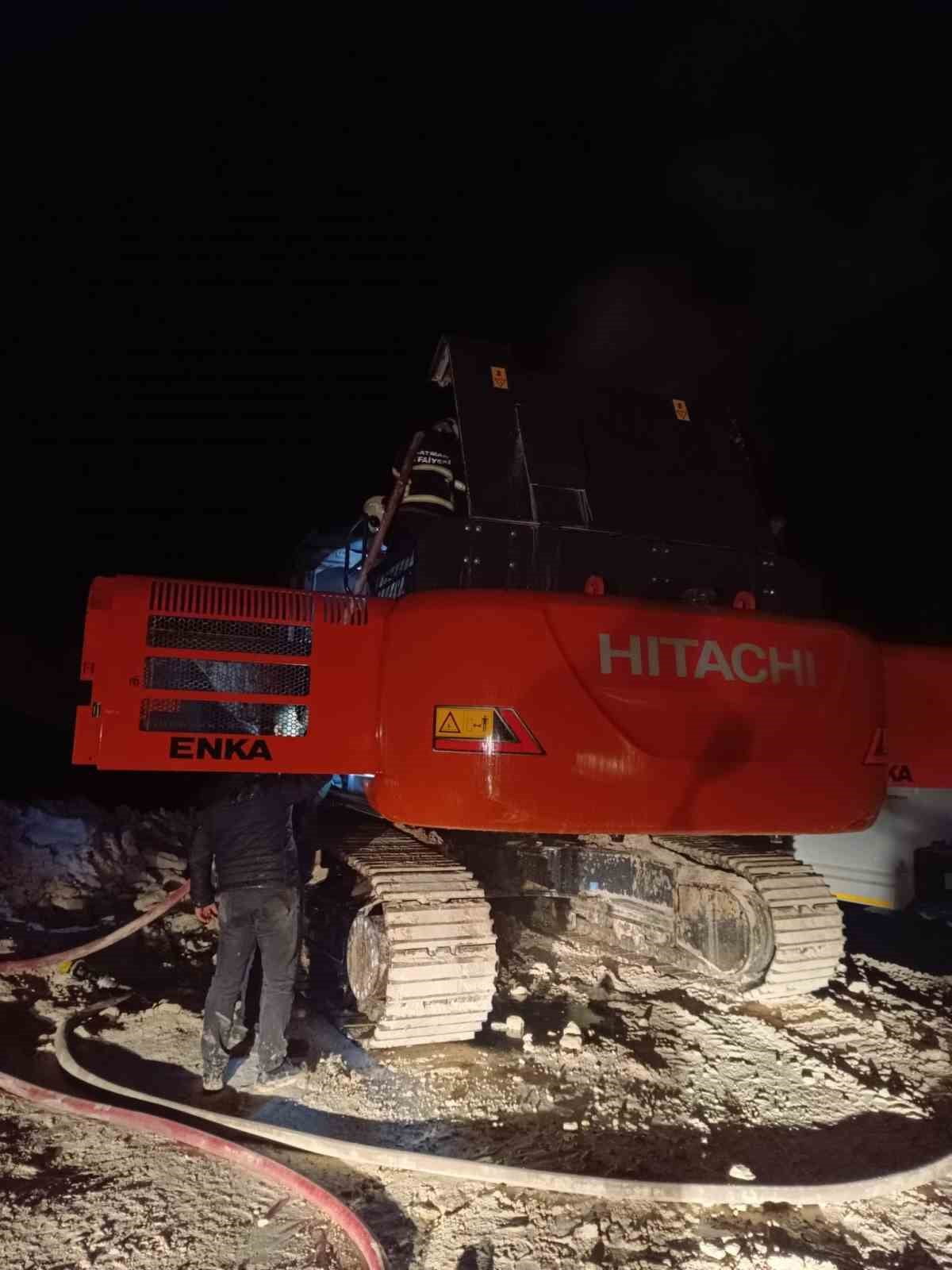 BATMAN'DA BİR İŞ MAKİNESİ HENÜZ BİLİNMEYEN BİR NEDENLE ALEV ALDI. İTFAİYE EKİPLERİNİN MÜDAHALESİ...