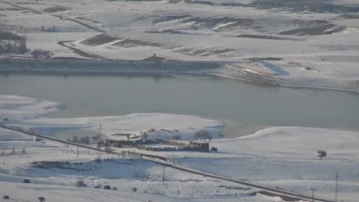 Batman'da donan gölün üstünde fotoğraf çektiler