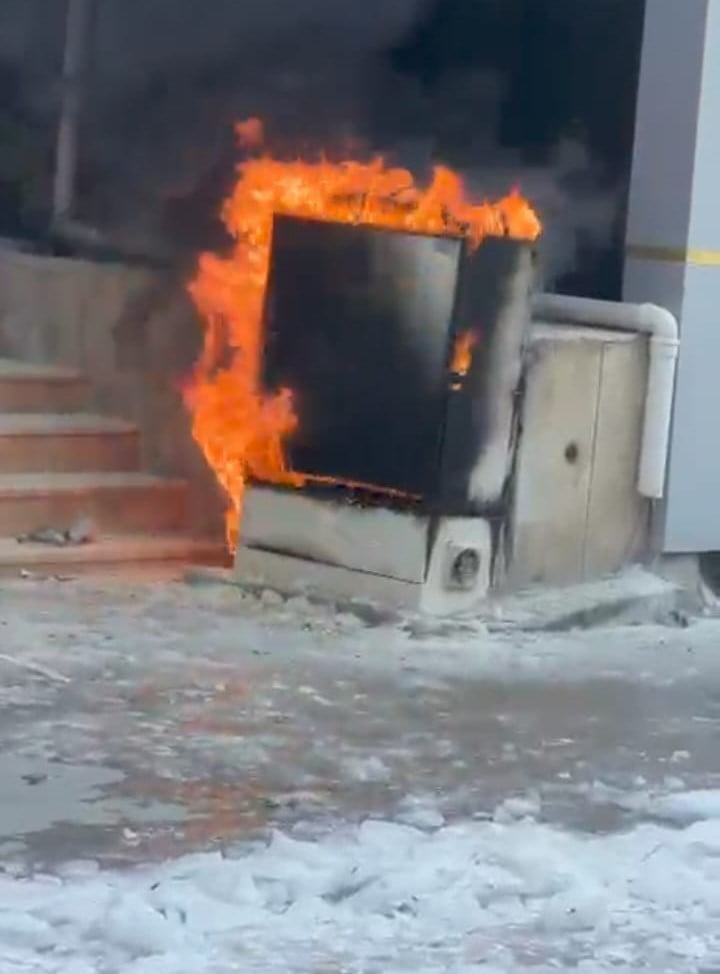 BATMAN'DA ELEKTRİK PANOSUNDA ÇIKAN YANGIN, MAHALLE SAKİNLERİNE KORKU DOLU ANLAR YAŞATTI. ALEVLER...