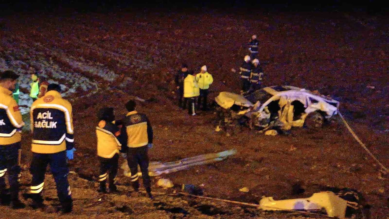 BATMAN'IN BALPINAR ÇEVRE YOLU'NDA AYNI YÖNDE SEYİR HALİNDE OLAN İKİ ARACIN ÇARPIŞMASI SONUCU...