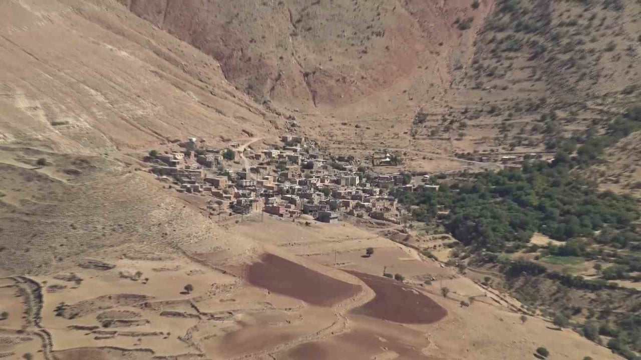 BATMAN'IN GERCÜŞ İLÇESİ AYDINLI MAĞARALI KÖYÜNDE YAMAÇTAN KOPAN DEV BİR KAYA, YERLEŞİM YERİNDEKİ...