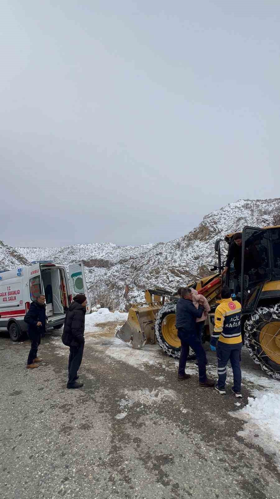 BATMAN'IN KOZLUK İLÇESİNDE YOĞUN KAR YAĞIŞI NEDENİYLE YOLU KAPANAN ARMUTLU KÖYÜNE BAĞLI ŞAT...