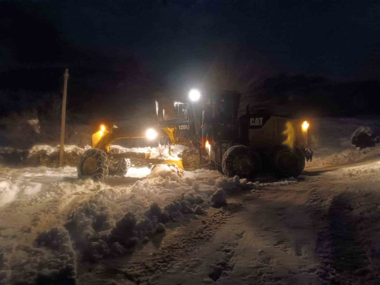 BATMAN'IN SASON İLÇESİNDE ETKİLİ OLAN YOĞUN KAR YAĞIŞI HAYATI OLUMSUZ ETKİLEDİ. İLÇEYE BAĞLI TÜM...