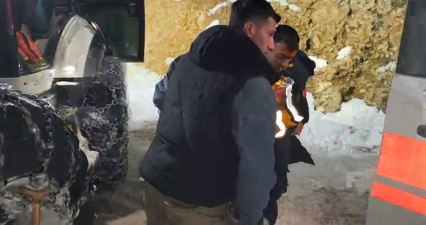 BATMAN'IN SASON İLÇESİNDE KAR YAĞIŞI NEDENİYLE YOLU KAPANAN KINALI KÖYÜ GİRESUR MEZRASINDA MAHSUR...