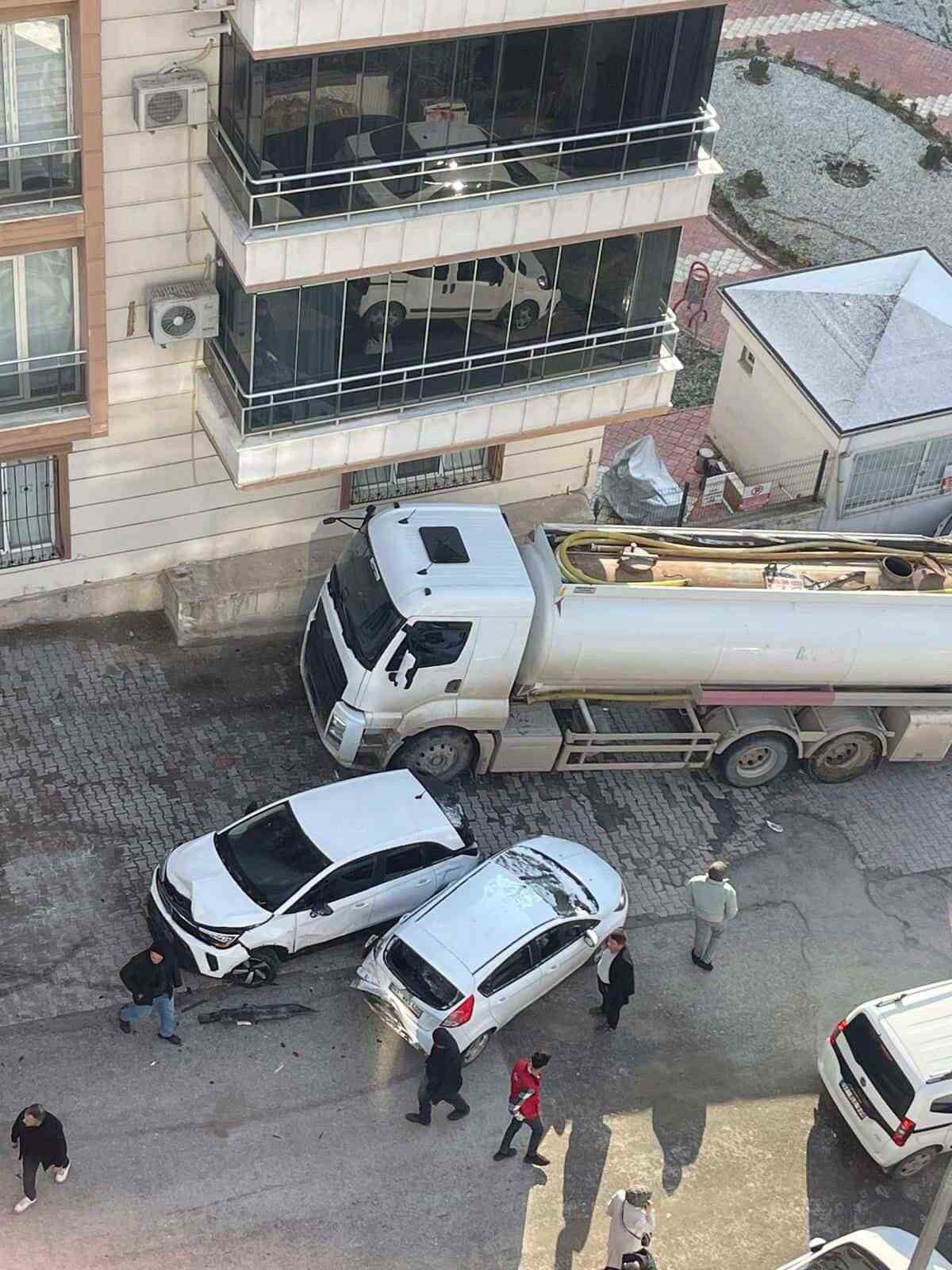 BATMAN’DA FRENİ BOŞALAN BİR AKARYAKIT TANKERİ, PARK HALİNDEKİ ARAÇLARI HURDAYA ÇEVİRDİ. O ANLAR...