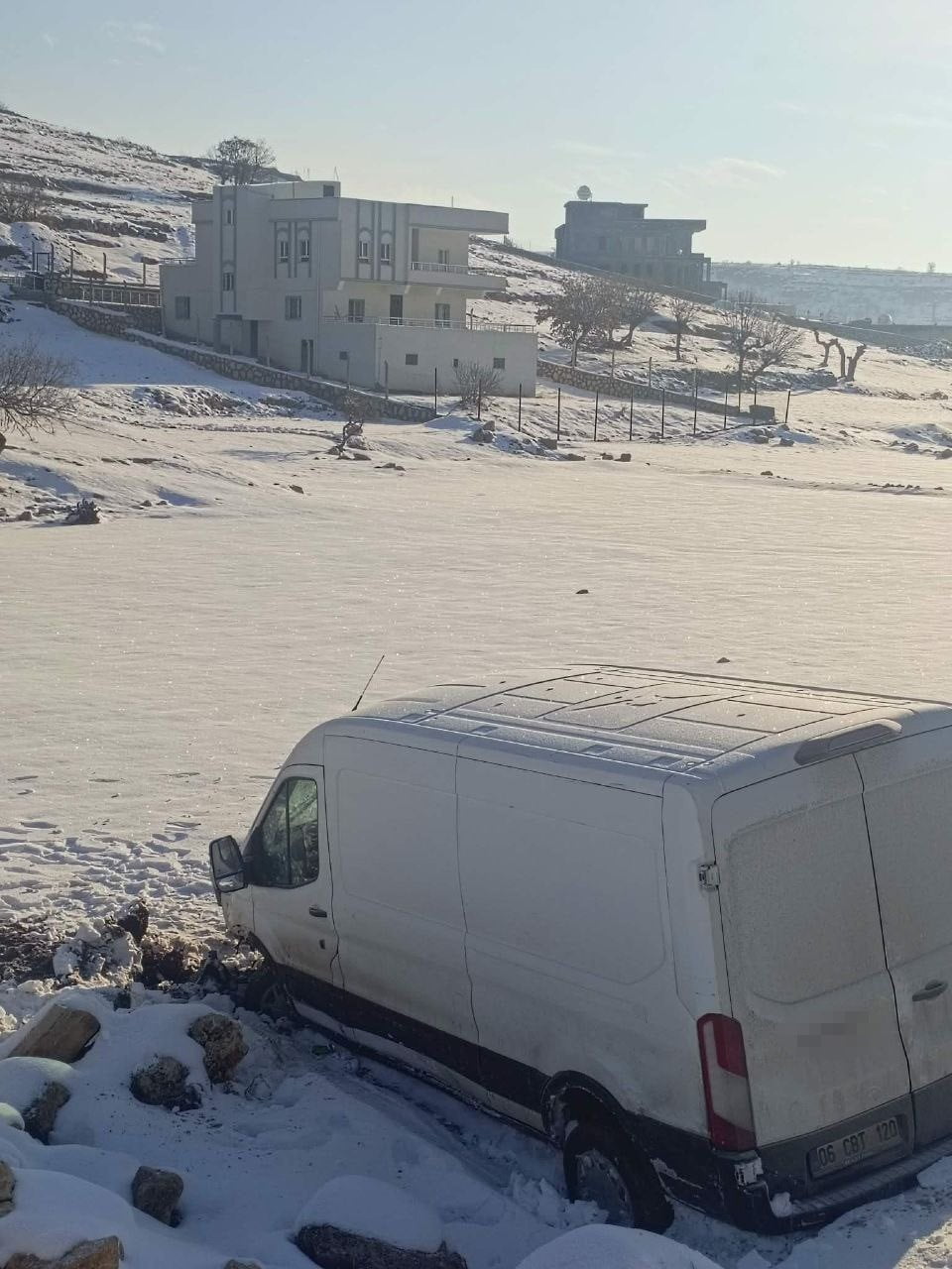 BATMAN’IN GERCÜŞ İLÇESİNDE KONTROLDEN ÇIKARAK ŞARAMPOLE YUVARLANAN MİNİBÜSTE BULUNAN 3 KİŞİ...