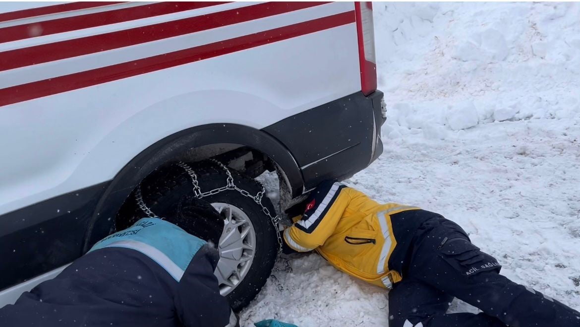 BATTALGAZİ BELEDİYESİ EKİPLERİ SAĞLIK ÇALIŞANLARINI İŞ MAKİNESİYLE HASTAYA ULAŞTIRDI