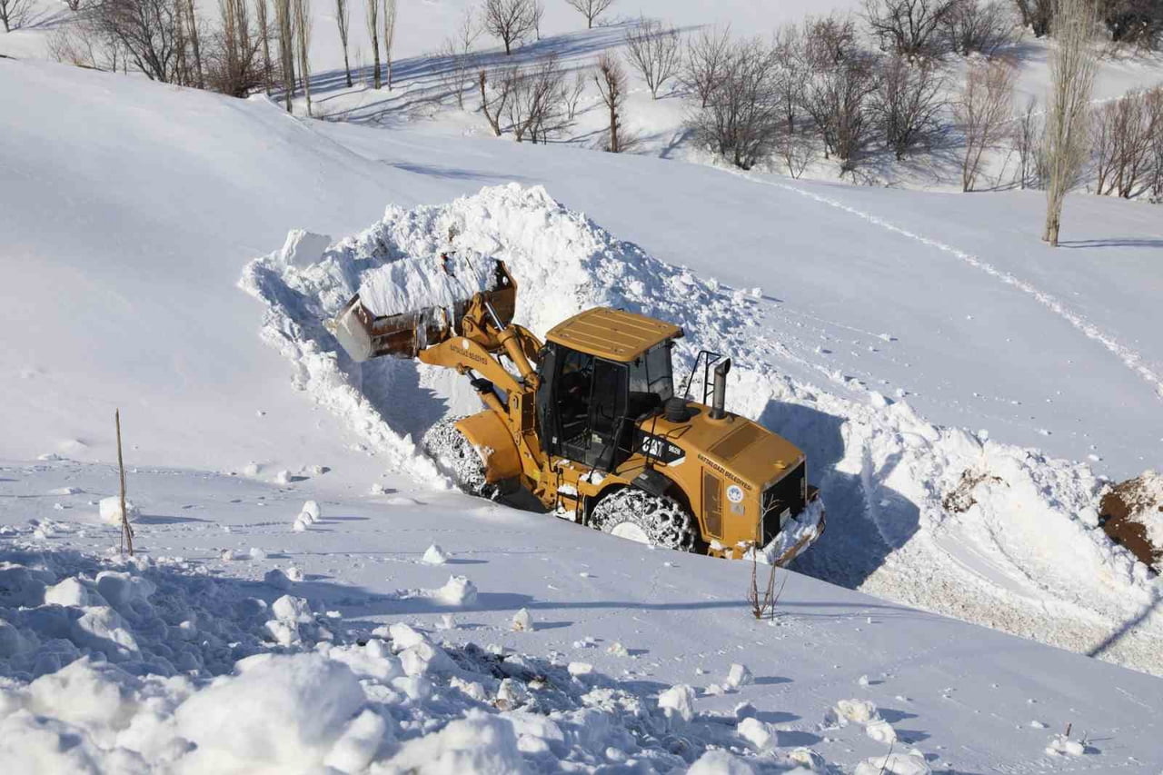 BATTALGAZİ BELEDİYESİ KIRSALDA KAPALI YOLLARI AÇTI