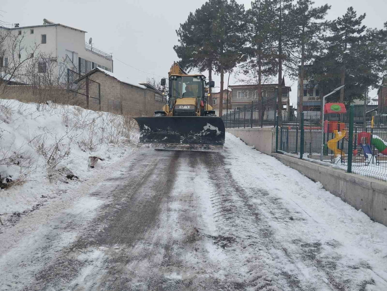 BATTALGAZİ BELEDİYESİ’NDEN OKUL BAHÇELERİNDE KAR TEMİZLİĞİ